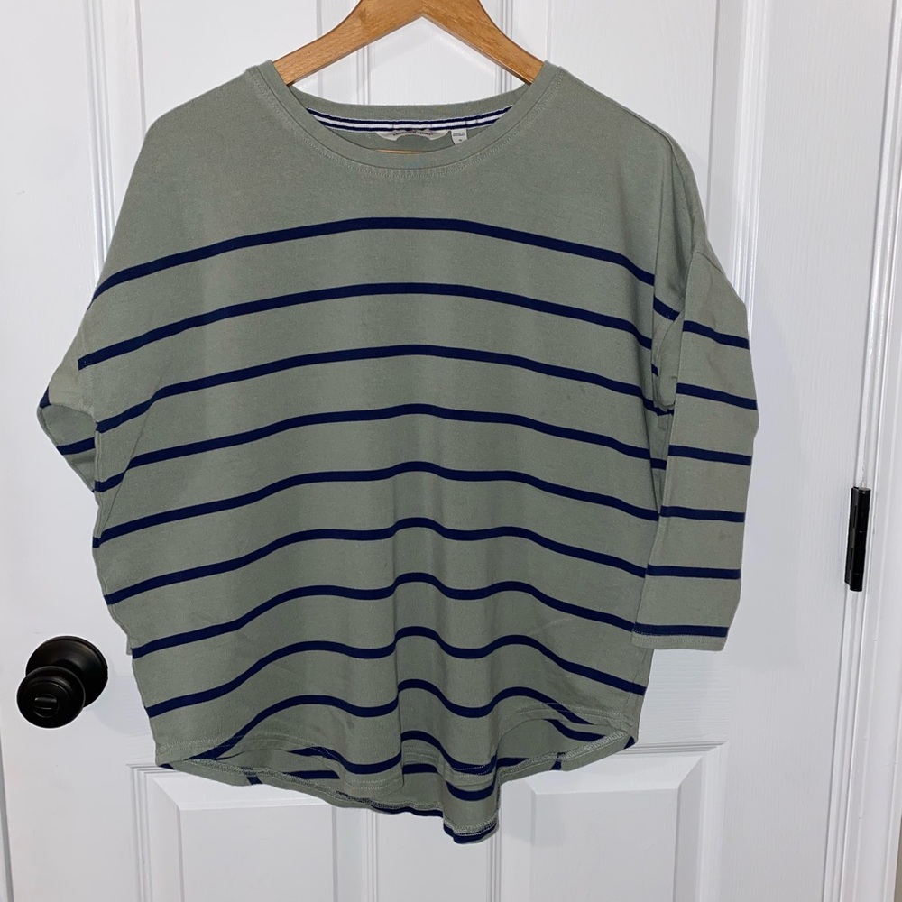 S Vineyard Vines striped (blue) deluxe tee green crew neck comfy top.